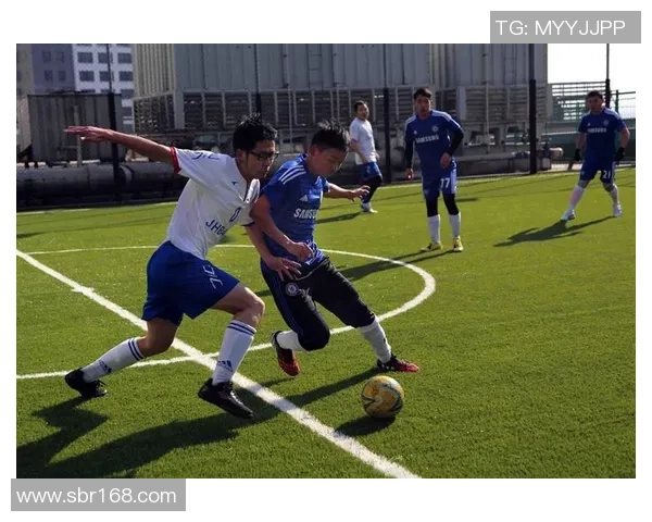 《球场之外的时尚风暴：足球巨星穿搭黑历史与时尚演变》