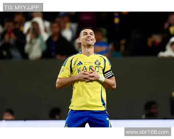 足球巨星凝视看台瞬间展现比赛激情与观众共鸣